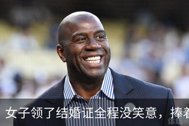 女子领了结婚证全程没笑意，捧着红本满眼痛苦，评论区却夸真实